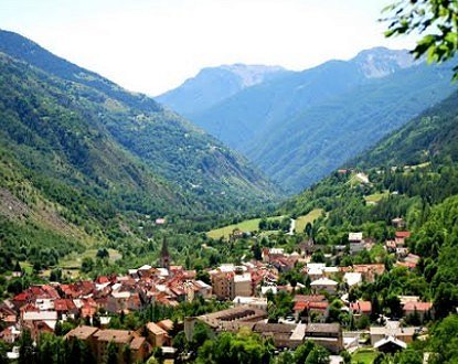 Initéraires d’automne: Saint-Etienne de Tinée, le village aux chapelles Saint Etienne de Tinée, ce n’est déjà plus le climat maritime. Depuis le défilé de Valabre après le pont de Paule, on entre en effet dans le climat Alpin. Les…