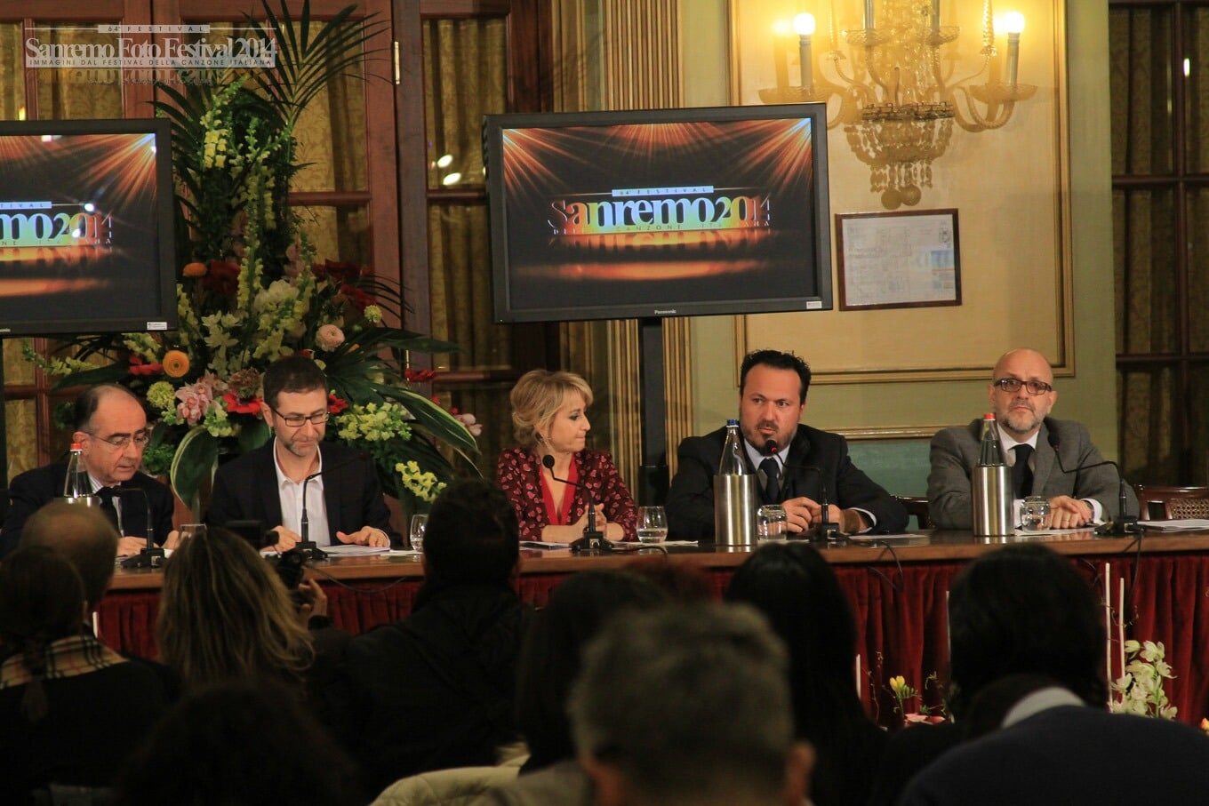 Sorpresa al Festival. Ligabue arriva già la prima sera. Canterà De André L'annuncio di Fabio Fazio durante la conferenza stampa. Ad aprire la gara sarà Arisa. Tutti gli ospiti e i presenter
