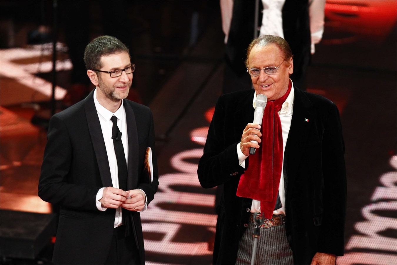 Festival terza serata: un tripudio per Renzo Arbore. Omaggio ad Abbado L'autore del "Clarinetto" ha cantato per Napoli e Roberto Murolo. Mozart ha aperto il programma. Tra i giovani passano The Niro e Rocco Hunt