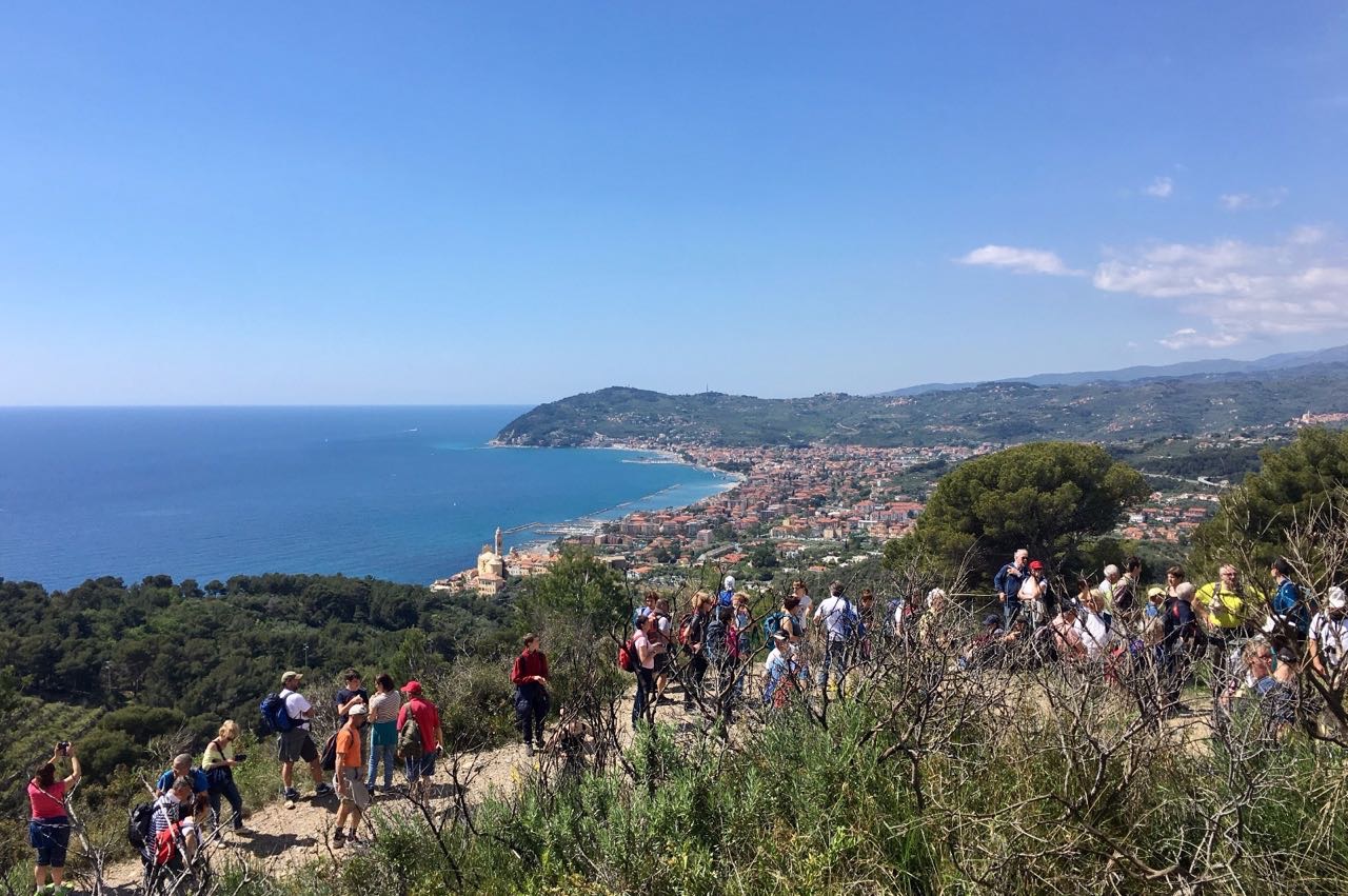 Sui sentieri del golfo: il programma di escursioni naturalistiche nel Golfo Dianese Dal 4 marzo al 13 maggio il programma di escursioni Sui sentieri del golfo insieme alla guida naturalistca Luca Patelli