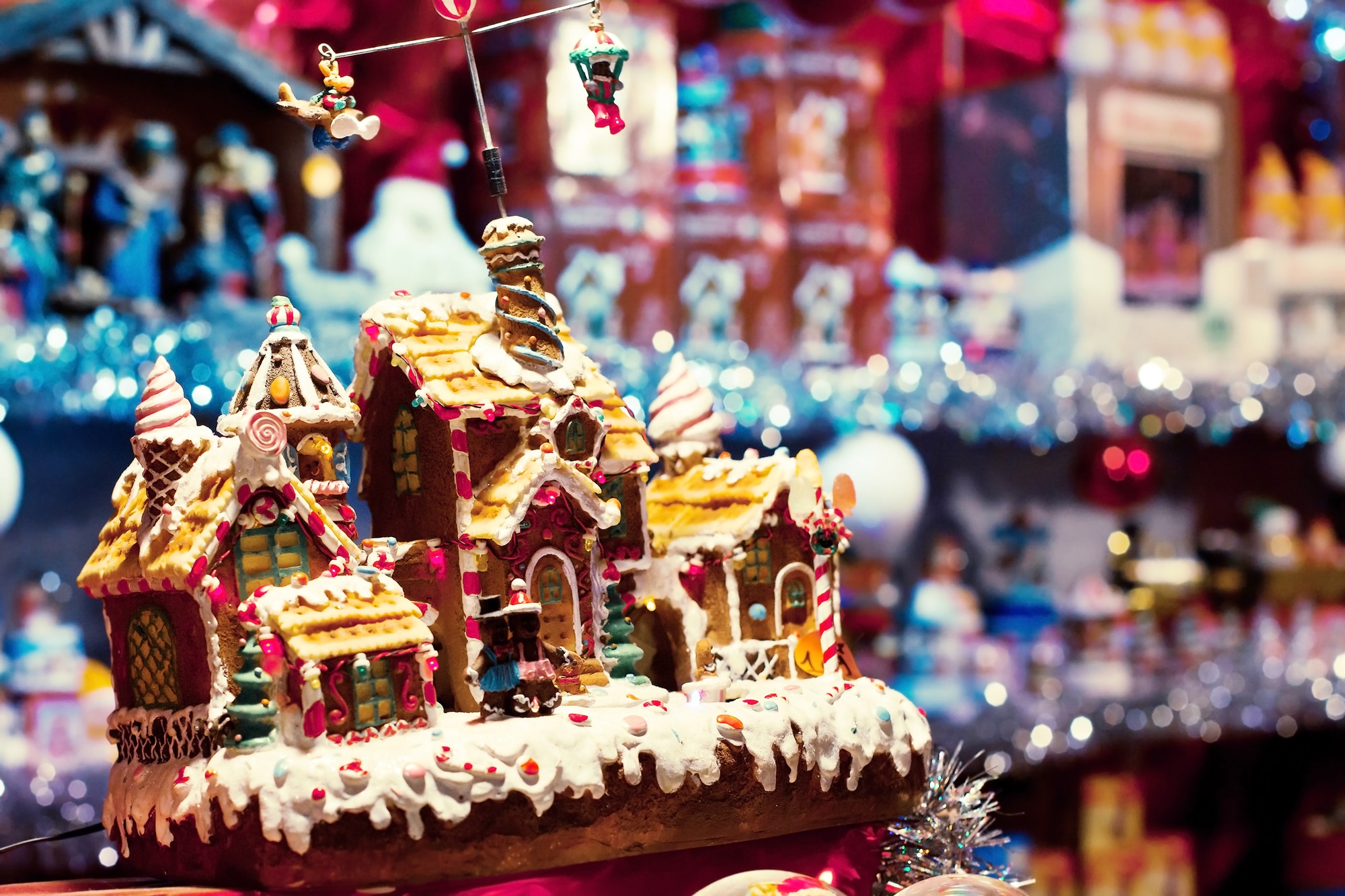 Mercatini di Natale Passeggiare tra le casette di legno di un mercatino natalizio sorseggiando cioccolata calda. Quale modo migliore per abbandonarsi alla magica atmosfera del periodo più bello dell’anno? Sono tanti i mercatini…