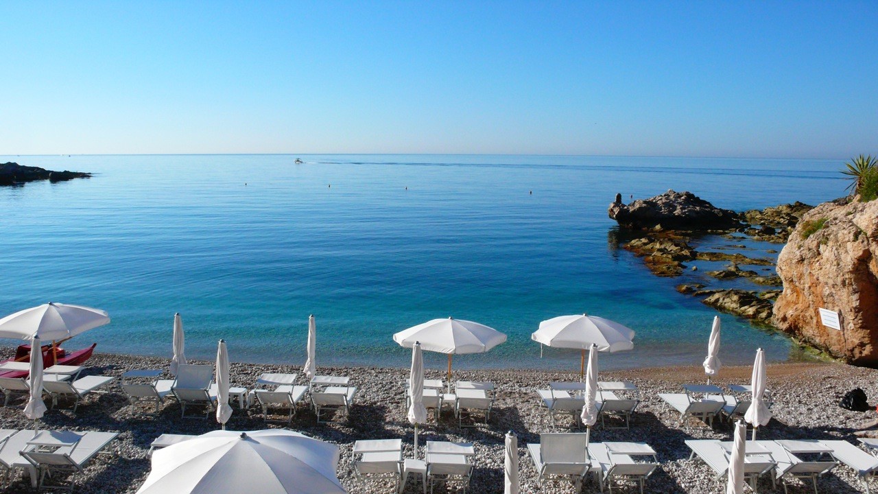 Balzi Rossi, un’estate di emozioni tra musica, cinema e alta cucina C’è un luogo dove il mare diventa spettacolo e ogni tramonto è l’inizio di una nuova esperienza. È la Spiaggetta dei Balzi Rossi al confine francese di Ventimiglia, incastonata tra…